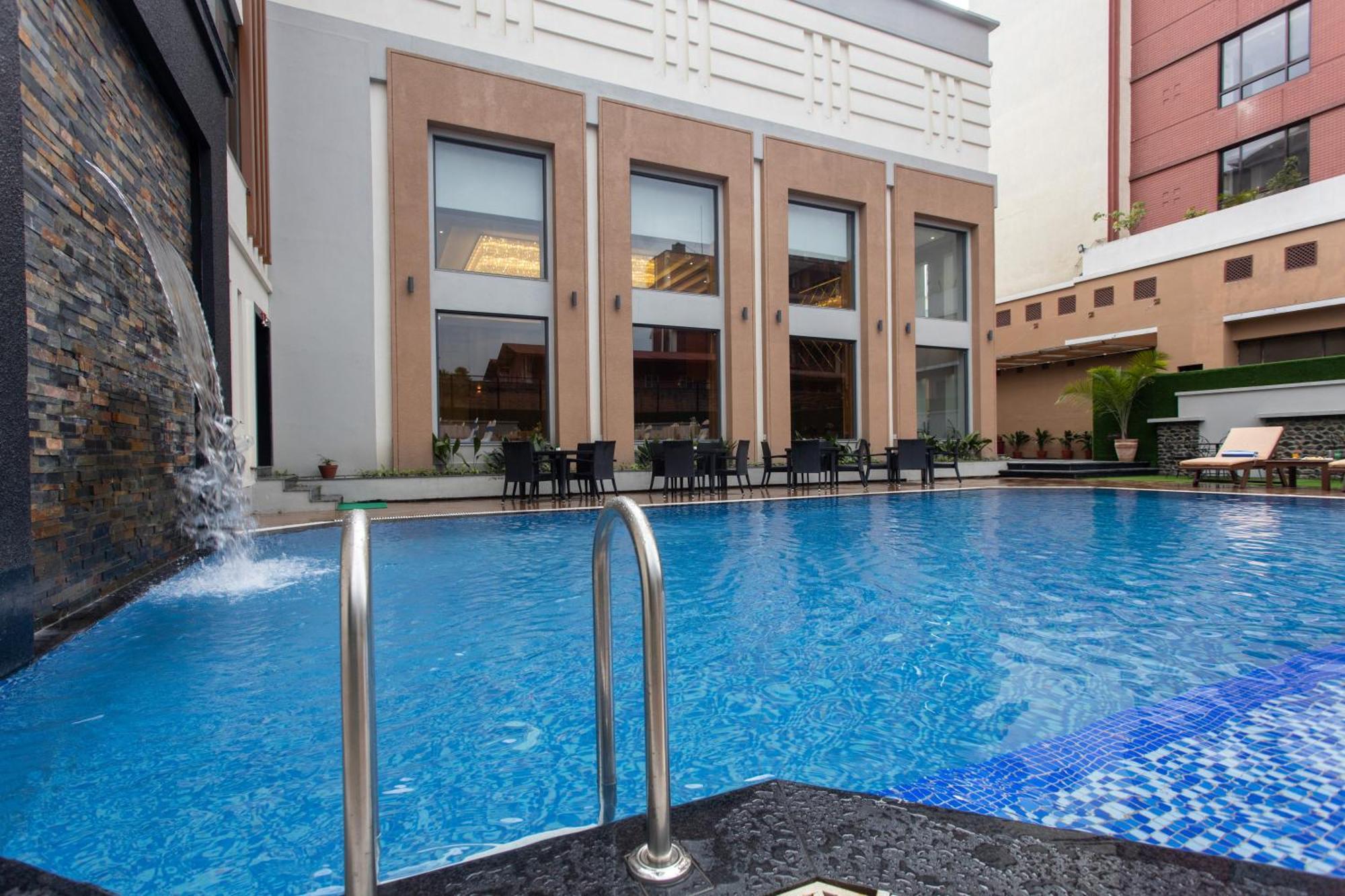 Grand Hotel Катманду Экстерьер фото